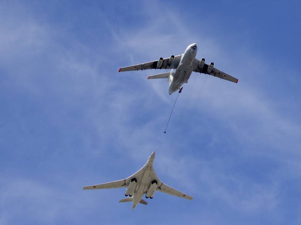 Jour de la Victoire 1 : Ilyushin Il-78M %22Midas%22 et Tupolev Tu-160 %22Blackjack%22