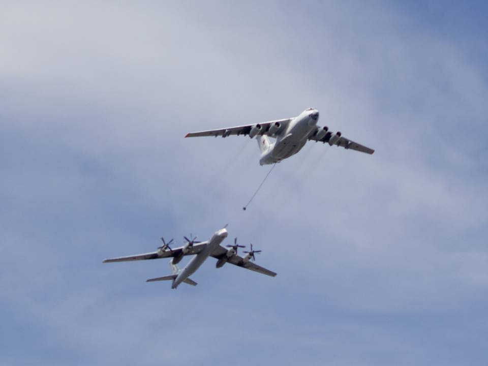 Jour de la Victoire 1 : Ilyushin Il-78M %22Midas%22 et Tupolev Tu-95MS %22Bear-H%22