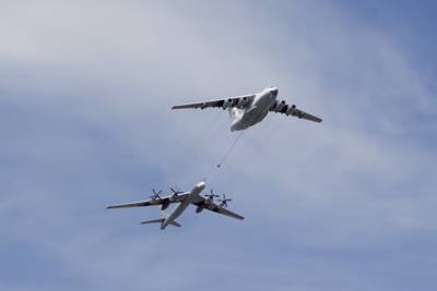 Jour de la Victoire 1 : Ilyushin Il-78M %22Midas%22 et Tupolev Tu-95MS %22Bear-H%22