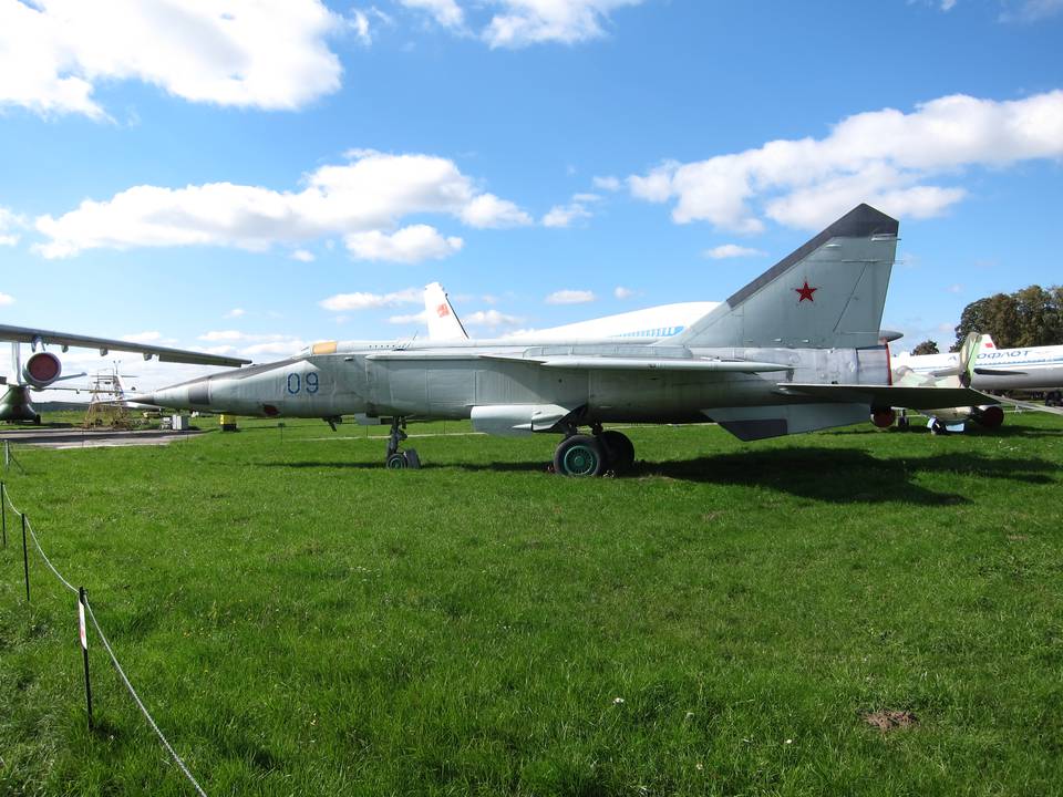 Ukraine State Aviation Museum 1 : Mikoyan-Gourevitch MiG-25RB %22Foxbat-B%22 (1)