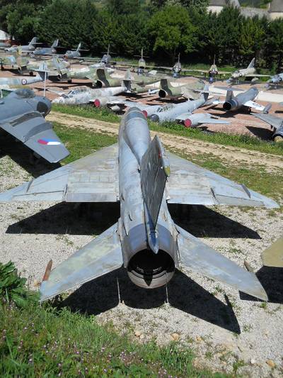 Savigny-Les-Beaunes 2011 1 : MiG-21US