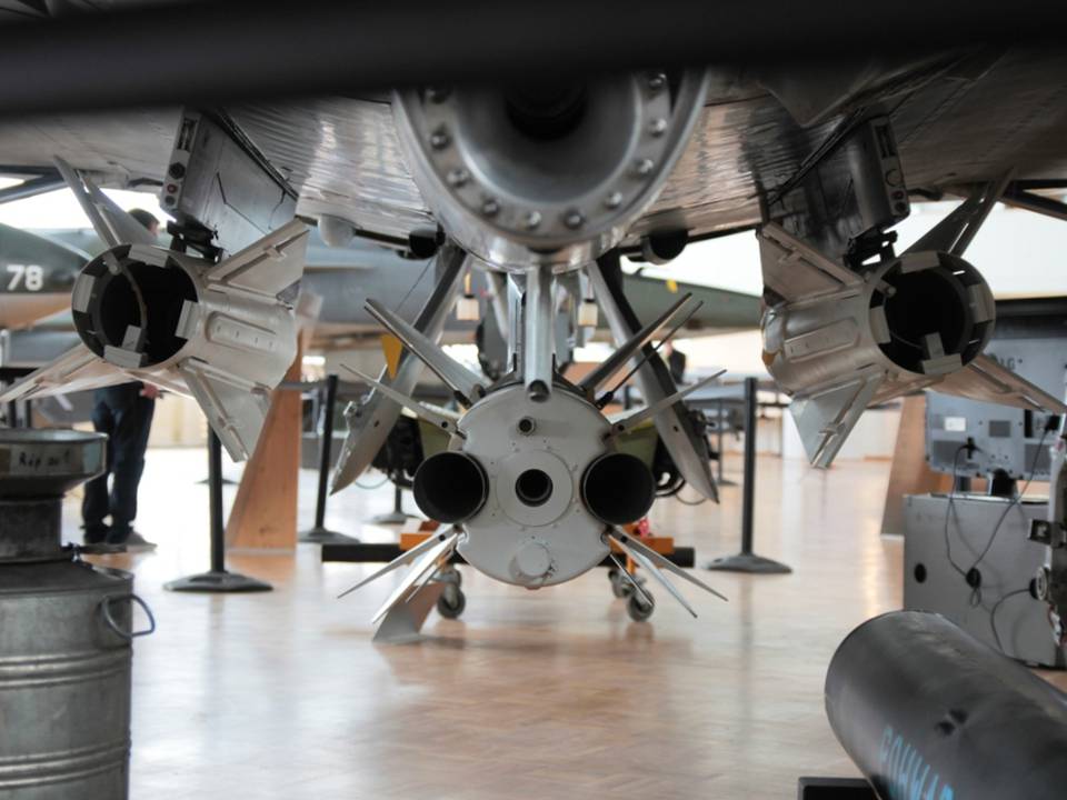 &quot;Clin d'Ailes&quot;, Musée de l'Aviation militaire de Payerne 1 : Un missile AS-30 en point central et deux HM-55S, sous le fuselage