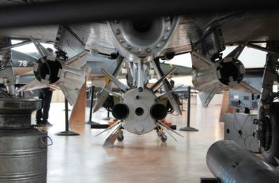 &quot;Clin d'Ailes&quot;, Musée de l'Aviation militaire de Payerne 1 : Un missile AS-30 en point central et deux HM-55S, sous le fuselage