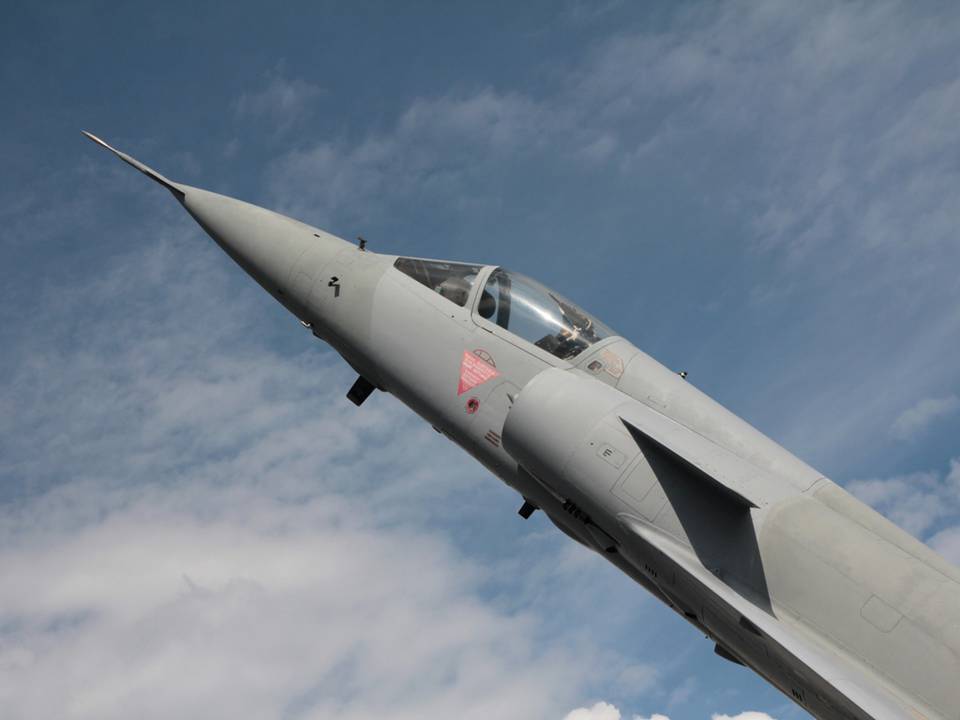 &quot;Clin d'Ailes&quot;, Musée de l'Aviation militaire de Payerne 1 : Mirage IIIS J-2334 à l'entrée de la base aérienne de Payerne