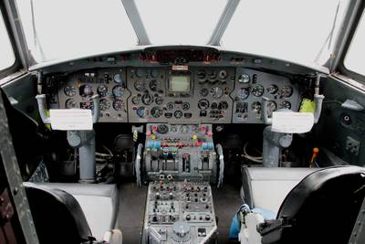 Visite AMN à l'EALC, 2013 1 : Cockpit du Nord 262 &quot;Frégate&quot;