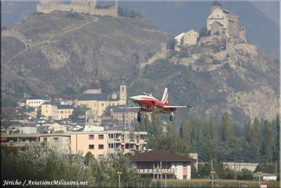 Portes ouvertes de la Base Aérienne de Sion (2008) 1 : Patrouille Suisse  (F-5E en approche pour l'atterrissage)