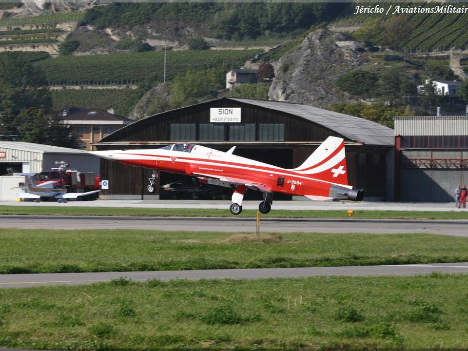 Portes ouvertes de la Base Aérienne de Sion (2008) 1 : Patrouille Suisse  (F-5E à l'atterrissage)