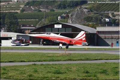 Portes ouvertes de la Base Aérienne de Sion (2008) 1 : Patrouille Suisse  (F-5E à l'atterrissage)