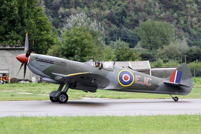 Breitling Air Show Sion 2011 1 : Supermarine Spitfire après l'atterrissage 