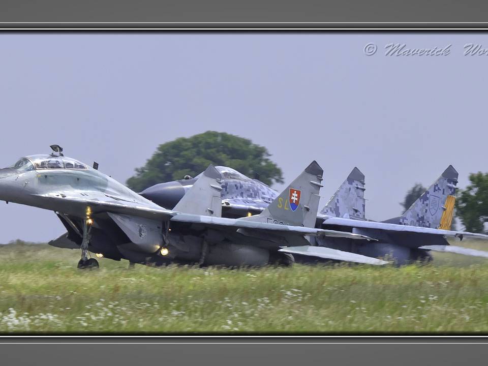 MAVERICKdu13  100 ANS AERONAVALE  B.A.N. HYERES 2010 MIG 29  PATROL