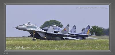 MAVERICKdu13  100 ANS AERONAVALE  B.A.N. HYERES 2010 MIG 29  PATROL