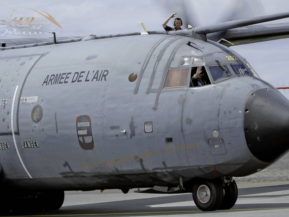 MAVERICKdu13  100 ANS AERONAVALE  B.A.N. HYERES 2010 salut du Transall04