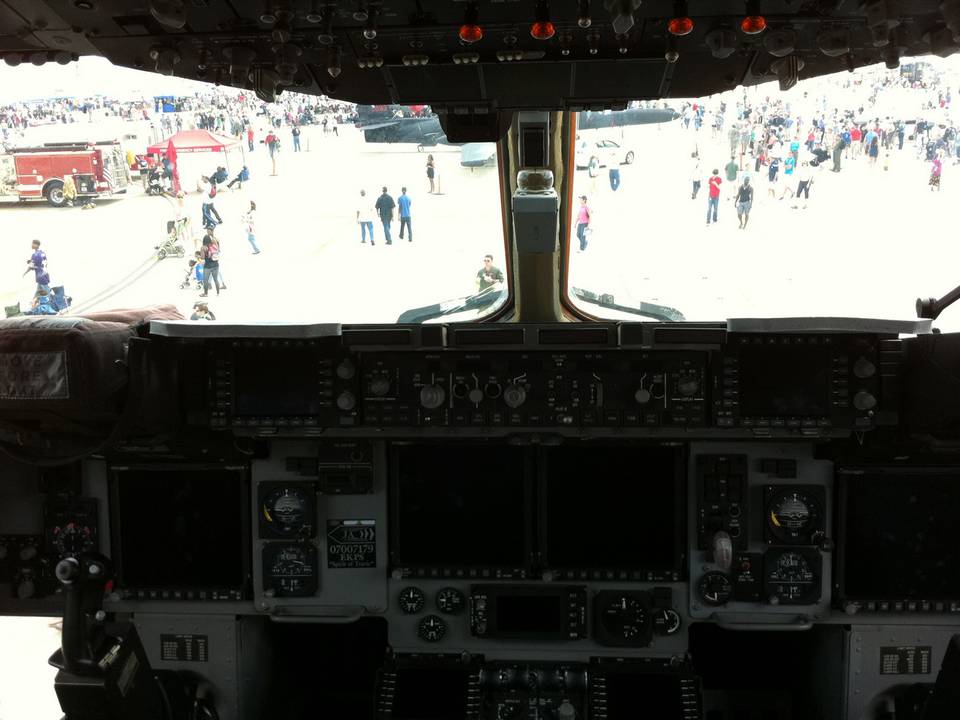 Joint Open Service House 2011 at Andrews Joint-Base (MD, USA) 1 : C-17_cockpit_4.jpg