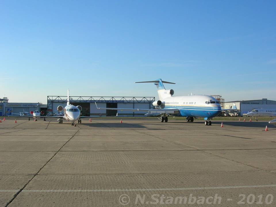 Jets VIP &amp; others (Paris, France) 1 : Challenger 300 OE-HFC &amp; Boeing 727 VP-CJN _2.JPG