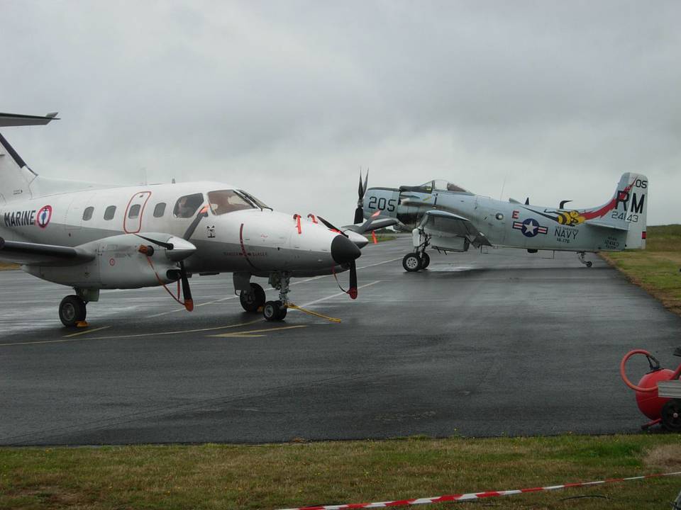 Skyshow 2008, St Malo 1 : EMB-121A Xingu et AD-4N Skyraider