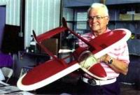 Un appareil de Willard Custer dont la maquette est tenue par le propre fils de Custer, Harold, celui qui entretient encore la flamme aujourd'hui encore.