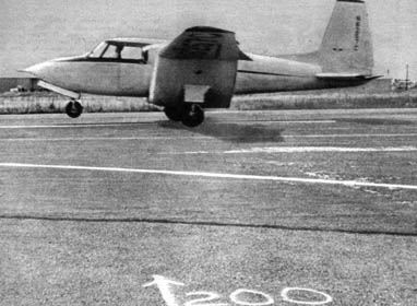 la marque &agrave; la craie au premier plan indique les 200 pieds (130 m).
