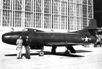 May et Lilly &agrave; cot&eacute; d'un D-558-1