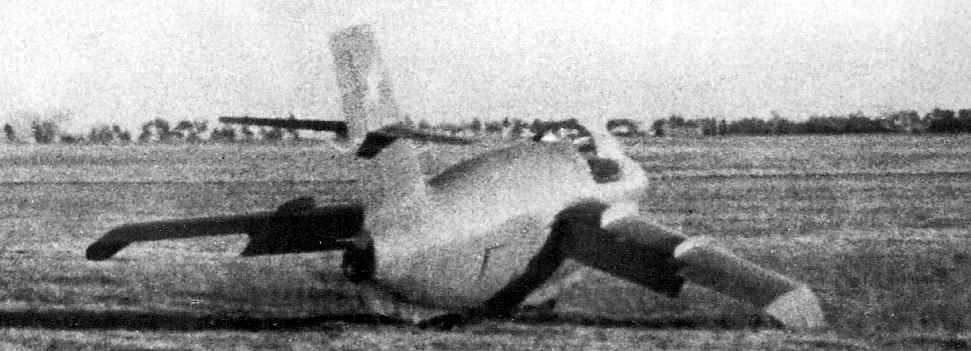 Le 5-2 apr&egrave;s un atterrissage, l'appareil est d&eacute;j&agrave; modifi&eacute; avec des saumons d'aile inclin&eacute;s