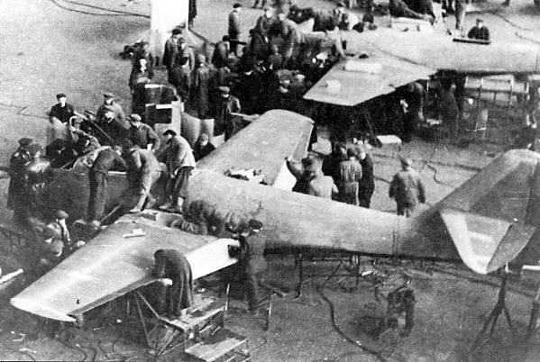 Deux MiG-9, version de s&eacute;rie du I-300