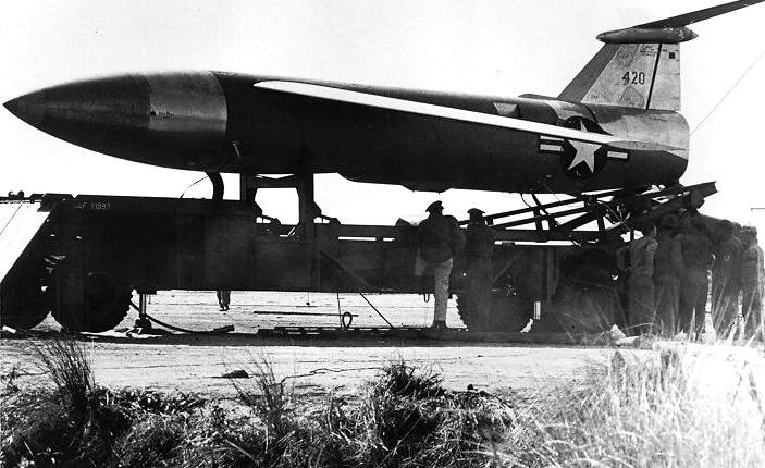 Un B-61 d'entrainement sur sa remorque en 1954