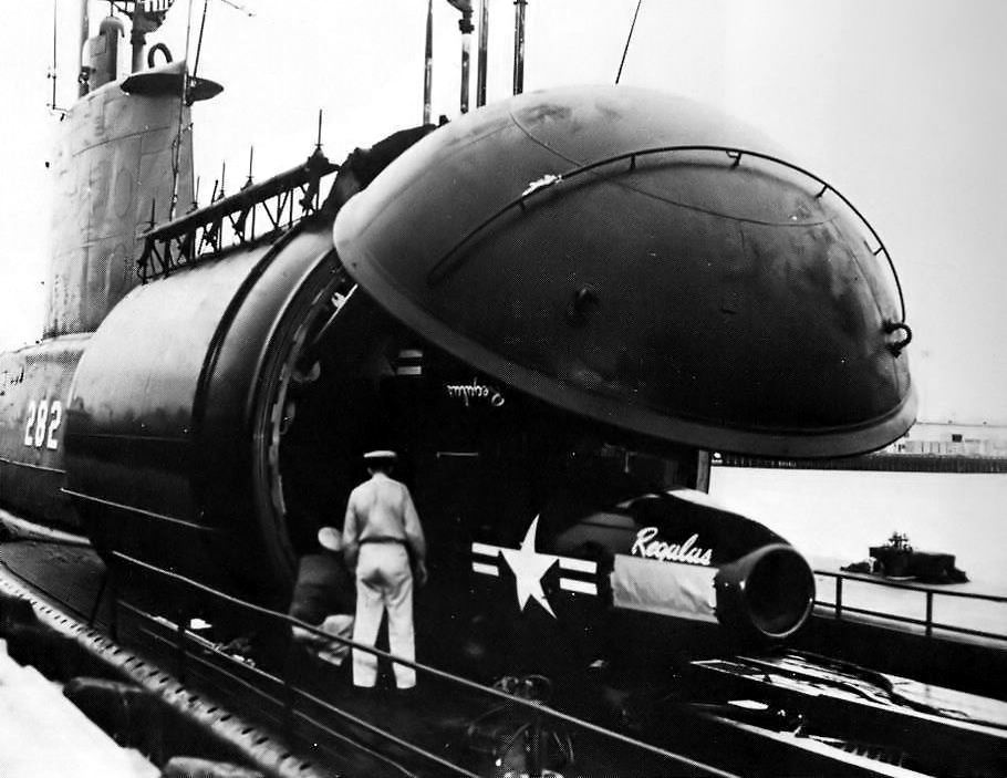 Un Regulus SSM-N-8A dans son hangar sur le sous marin USS Tunny