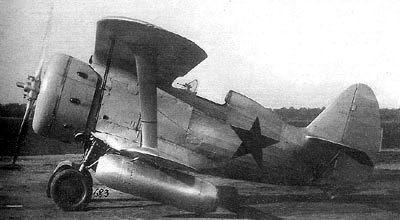 Le Polikarpov I-153 et un stator&eacute;acteur  Merkoulov DM-2 sous l'aile
