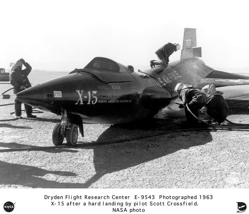 Le X-15 apr&egrave;s son atterrissage dur