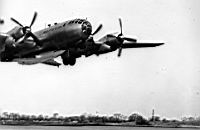 Le Bell X-2 sous l'EB-50 au d&eacute;collage