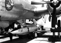 Le Bell X-2 en cours de fixation sous le EB-50