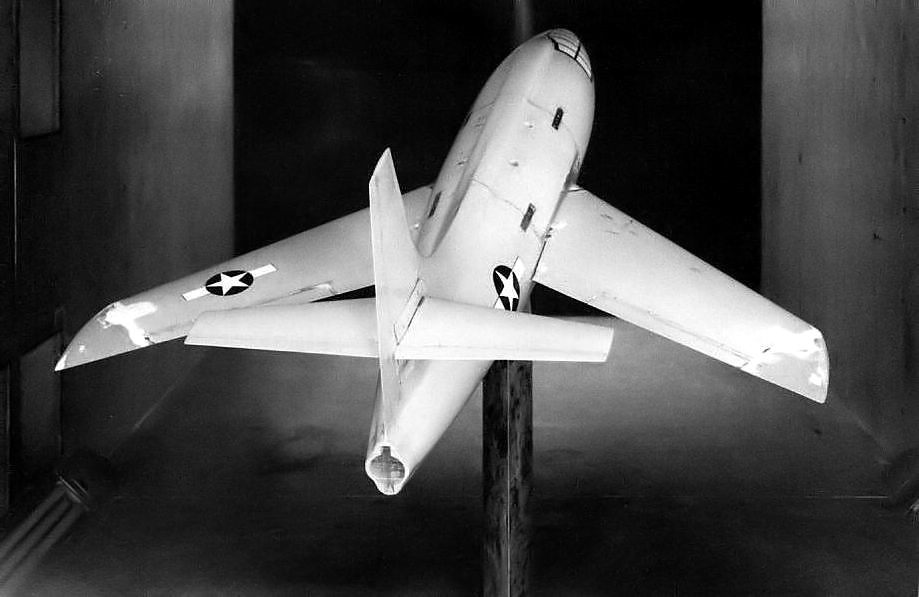 Le Bell Model 37D &agrave; aile en fl&egrave;che