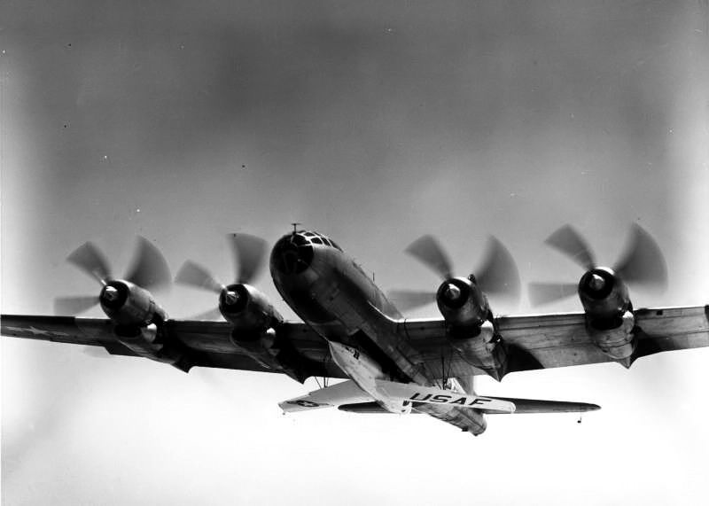 Le X-2 sous son avion porteur, un EB-50