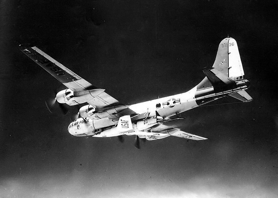 Le X-2 sous son avion porteur, un EB-50