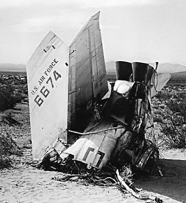 L'&eacute;pave du X-2 apr&egrave;s le crash de Mel Apt