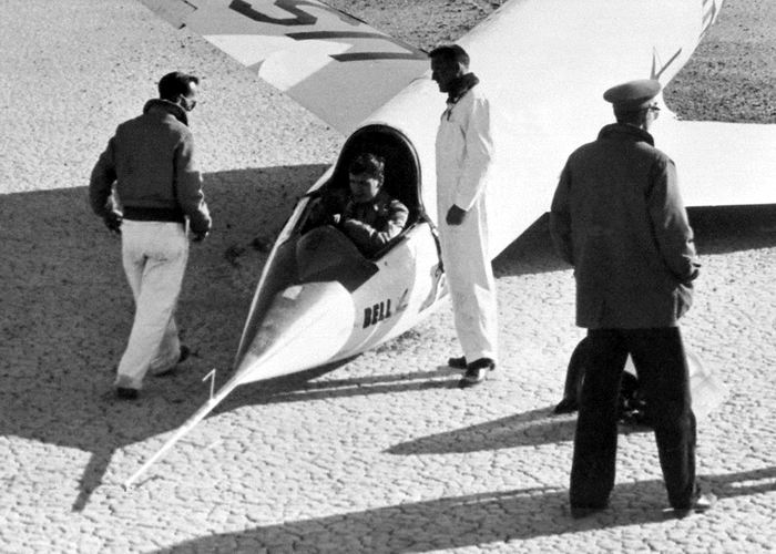 Jean Ziegler aux commandes du X-2 apr&egrave;s l'atterrissage