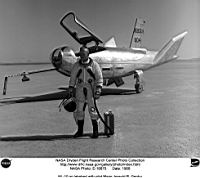 Le major Jerauld &laquo; Jerry &raquo; Gentry, chef pilote du HL-10, as du VietNam sur Phantom, et sp&eacute;cialiste du contr&ocirc;le de tonneau avec le M2F1.