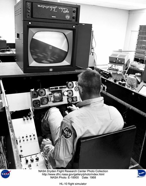 A en faire baver les partisans de Flight Simulator 2000 : voil&agrave; &agrave; quoi ressemble en 1966 le simulateur du HL10. Ce n’est pas beaucoup mieux que son pr&eacute;d&eacute;cesseur le M2F1, quatre ans auparavant : du bon usage du contreplaqu&eacute;…