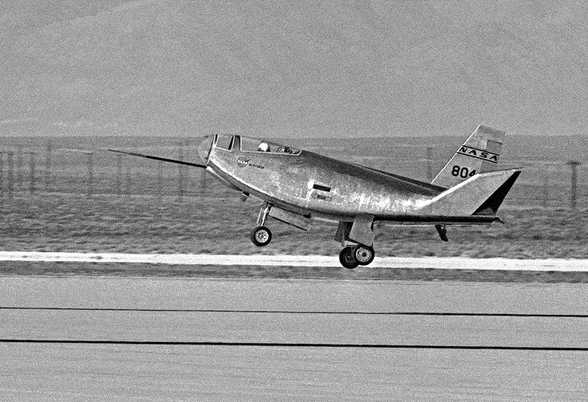 Le HL 10, ici lors de son vol inaugural &eacute;tait un petit appareil, &agrave; faible empattement, qui se posait tr&egrave;s cabr&eacute;, d’o&ugrave; la n&eacute;cessite de la bulle avant, impossible &agrave; maintenir sur un appareil stratosph&eacute;rique. Difficult&eacute; suppl&eacute;mentaire : le train est sortit &agrave; la toute derni&egrave;re minute.