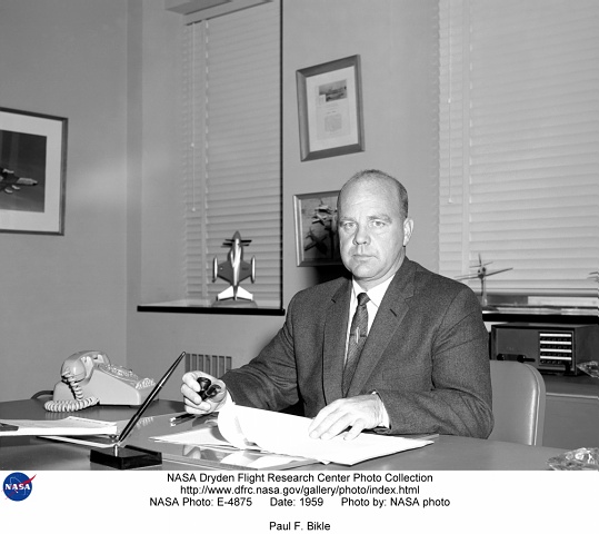 Le responsable de la Nasa, Paul Bikle, sans qui les projets de lifting bodies n’auraient pas abouti, o&ugrave; auraient pu devenir dangereux : il n’h&eacute;sitera pas &agrave; clouer au sol deux exemplaires en m&ecirc;me temps, car  il jugeait leur s&eacute;curit&eacute; insuffisante, alors qu’il &eacute;tait le plus chaud partisan de ces nouveaux engins volants. Il luttera pendant une dizaine d’ann&eacute;es contre l’administration tatillonne, et finira par jeter l’&eacute;ponge en 71.