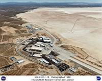 La base de Dryden vue du ciel, avec ses pistes interminables et sa rose des vents de rep&eacute;rage,  dessin&eacute;e &agrave; m&ecirc;me le Dry Lake Rogers, visible de tr&egrave;s haut : l’endroit id&eacute;al pour faire atterrir des engins dot&eacute;s de peu de manœuvrabilit&eacute;.
