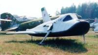 A Monino, expos&eacute; en plein air, le premier lifting body russe:  l’EPOS de Mikoyan-Gourevitch (Mig 105), mod&egrave;le atmosph&eacute;rique, autonome, &agrave; patins, r&eacute;acteur (sur le dos) et ailes repliables.