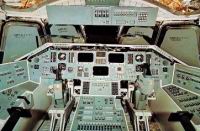 le tout premier cockpit d’Enterprise. Les trois &eacute;crans centraux noirs affichent en r&eacute;alit&eacute; en vert, comme au d&eacute;but de l’informatique