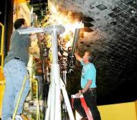 des techniciens s&egrave;chent &agrave; la lampe de 250 watts les tuiles d’Atlantis, apr&egrave;s un orage de 4 jours survenu apr&egrave;s l’atterrissage en mai 2001 de la 98 eme mission (la navette &eacute;tant rest&eacute;e &agrave; l’ext&eacute;rieur de la base d’Edwards en Californie o&ugrave; elle avait atterri &agrave; en raison du mauvais temps sur la Floride).