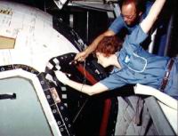 collage manuel acrobatique de tuiles ab&icirc;m&eacute;es sur la navette autour du pare-brise avant.