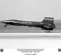 Le X-15 atterit sur le lac sal&eacute; de Muroc