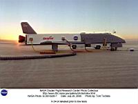 20 juillet 2000 : on s’affaire autour du X-34, une navette pilot&eacute;e suborbitale qui a d&eacute;j&agrave; englouti plusieurs millions de dollars.