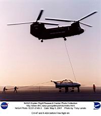 14 mars 2001 : un chinook enl&egrave;ve sous &eacute;lingue le X-40, d&eacute;monstrateur du X-37 de l’air force, pour son premier largage &agrave; 15 000 pieds. 