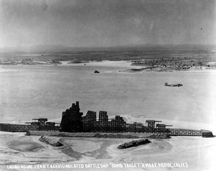 L’&eacute;tonnant croiseur japonais en rondins de bois, construit en 1942 pour servir de cible d’entra&icirc;nement aux B-25, comme celui qui le survole ici, et nich&eacute; dans un coin du Rogers Dry Lake.