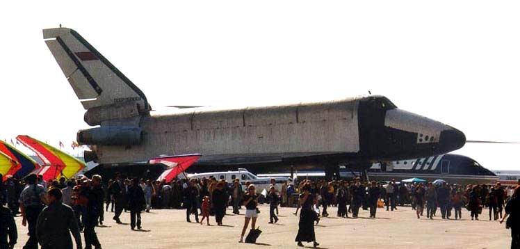 La navette spatiale russe Bourane sous son mod&egrave;le Analogue, qui poss&egrave;de 4 r&eacute;acteurs, &agrave; une f&ecirc;te de l’aviation &agrave; Zhukovsky.