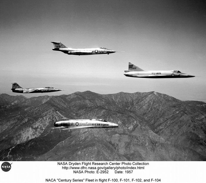 En vol au dessus d’’Edwards, les 4 repr&eacute;sentants de chasseur de la s&eacute;rie des F-100 (&laquo; Century series &raquo;) : Starfighter, Voodoo, Delta Dagger et SuperSabre. Photo prise en 1957.